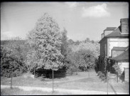 Vue sur le presbytère et son jardin de Rosay-sur-Lieure (Eure).