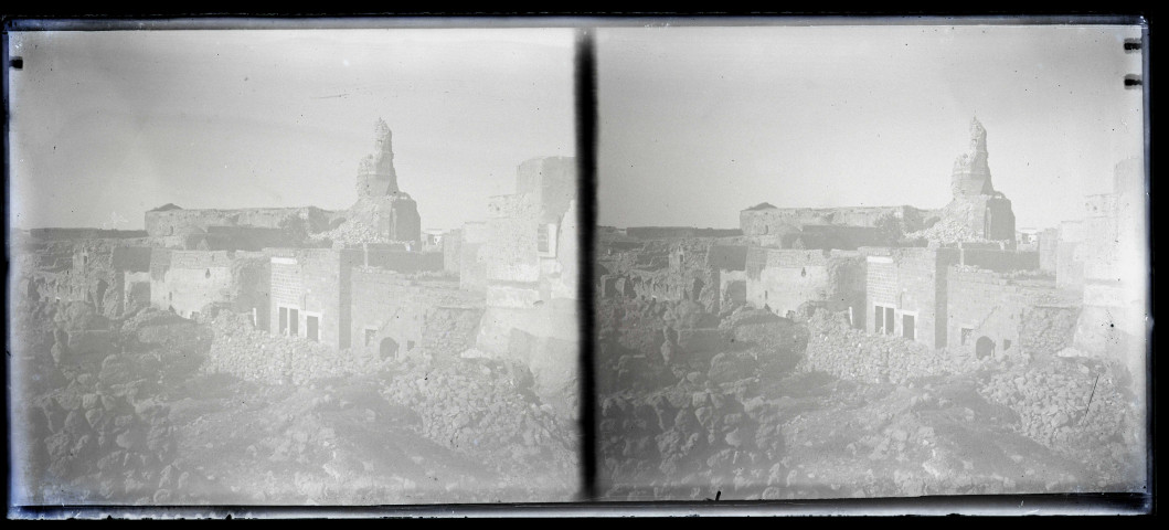 Vue générale de la mosquée de Gaza (Palestine) en ruines.