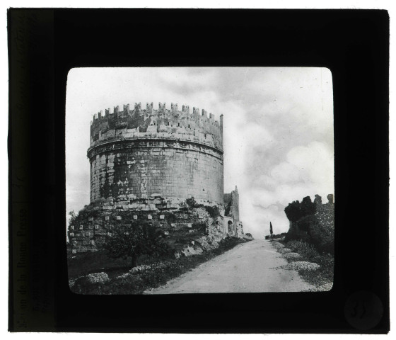 Tombeau de Caecilia Metella à Rome (Italie).