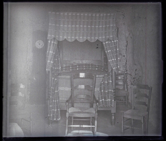 Intérieur d'une chambre, probablement une chambre d'hôtel (voir 7353).