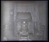 Intérieur d'une chambre, probablement une chambre d'hôtel (voir 7353).
