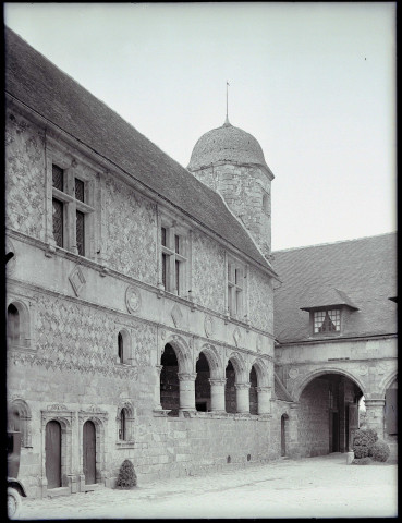 Vue intérieure de la galerie sur cour du manoir d'Ango de Varengeville-sur-Mer (Seine-Maritime).