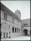 Vue intérieure de la galerie sur cour du manoir d'Ango de Varengeville-sur-Mer (Seine-Maritime).