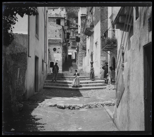 Villageois dans la rue Via Bastione en Sicile.