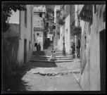 Villageois dans la rue Via Bastione en Sicile.