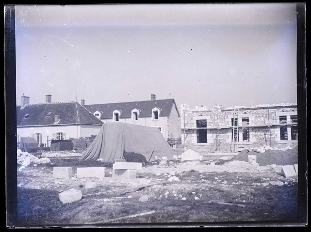 Bâtiment en briques en construction.