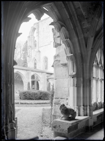 Angle de la galerie du cloître de l'abbaye Notre-Dame de Fontenelle de Saint-Wandrille-Rançon (Seine-Maritime).