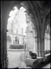 Angle de la galerie du cloître de l'abbaye Notre-Dame de Fontenelle de Saint-Wandrille-Rançon (Seine-Maritime).