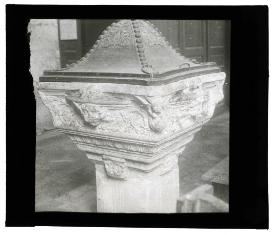 Église d'Appeville-Annebault (Eure), fonts baptismaux.