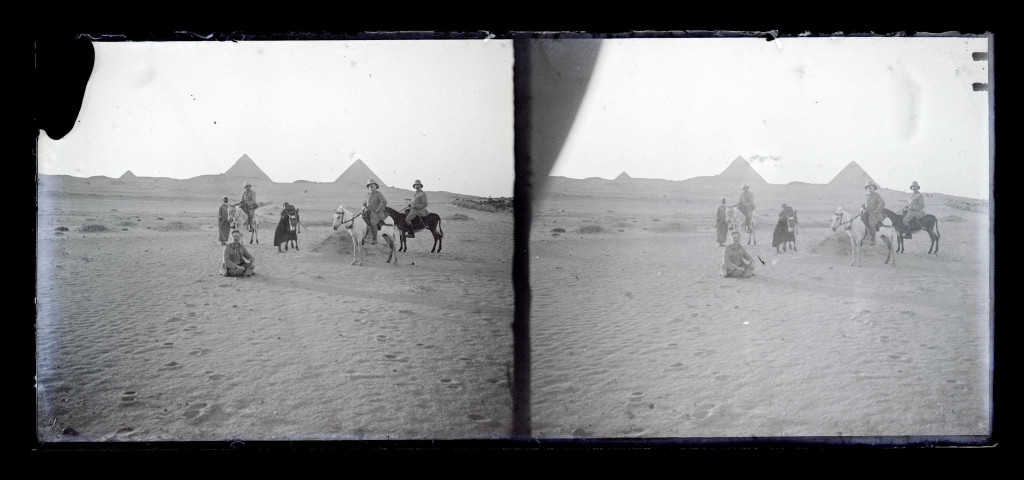 Voyageurs occidentaux posant devant sur leurs montures devant les pyramides de Gizeh (Égypte).