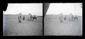 Voyageurs occidentaux posant devant sur leurs montures devant les pyramides de Gizeh (Égypte).