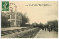 Thuit-Hébert. La Gare - Arrivée d'un train.