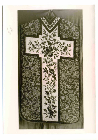 Une chasuble dans l'église de Bézu-la-Forêt (Eure, France)
