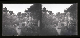 Ruines et vestiges dans un jardin public.