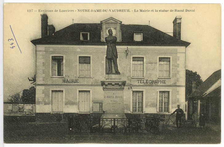 Notre-Dame-du-Vaudreuil. La Mairie et la statue de Raoul Duval.