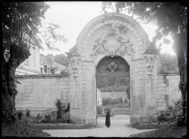 Grand portail de l'abbaye Notre-Dame de Fontenelle de Saint-Wandrille-Rançon (Seine-Maritime).
