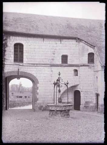 Cour de manoir avec puits à Vironchaux (Somme).