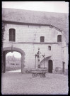 Cour de manoir avec puits à Vironchaux (Somme).