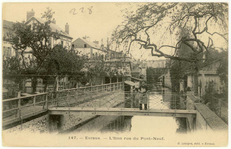 Evreux-Ville. L'Iton rue du Pont-Neuf.