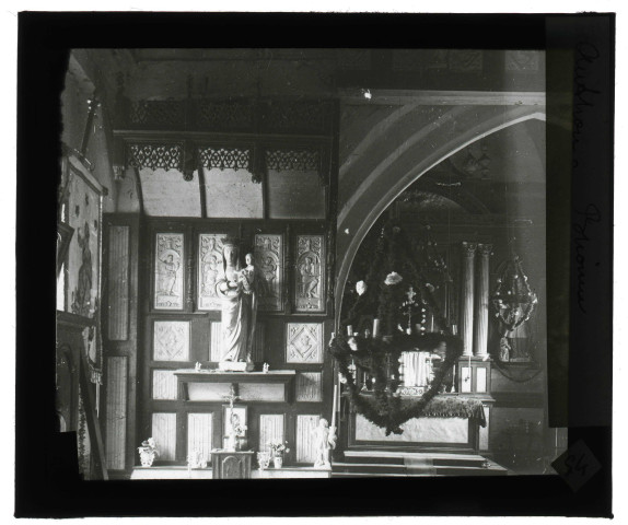 Église d'Authou (Eure), retable latéral et statue de Vierge à l'enfant.