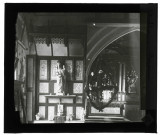 Église d'Authou (Eure), retable latéral et statue de Vierge à l'enfant.