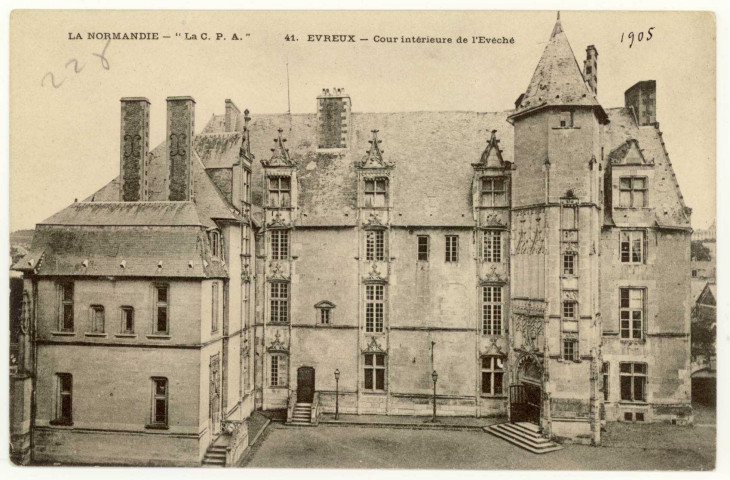 Evreux-Ville. Cour Intérieur de l'Evêché.