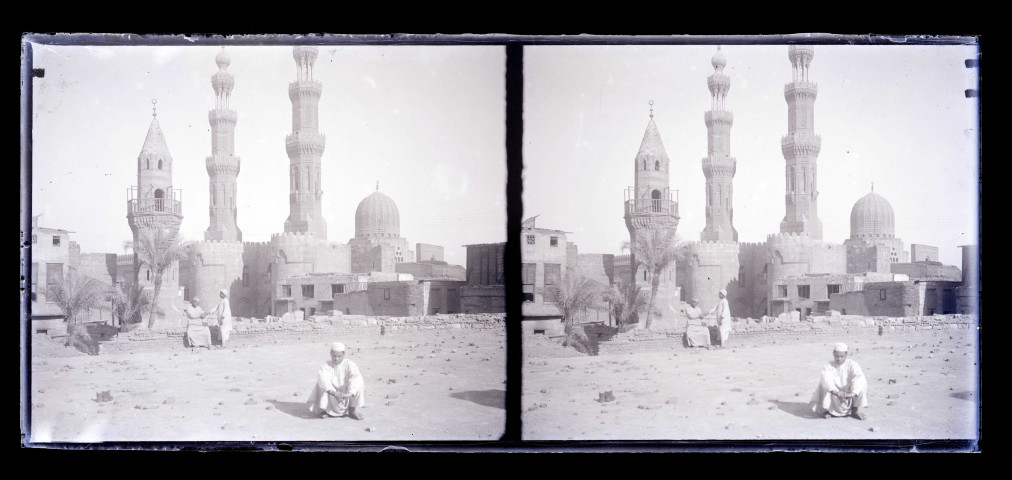 Minarets et mausolée de la Cité des morts du Caire (Égypte).