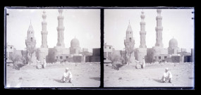 Minarets et mausolée de la Cité des morts du Caire (Égypte).