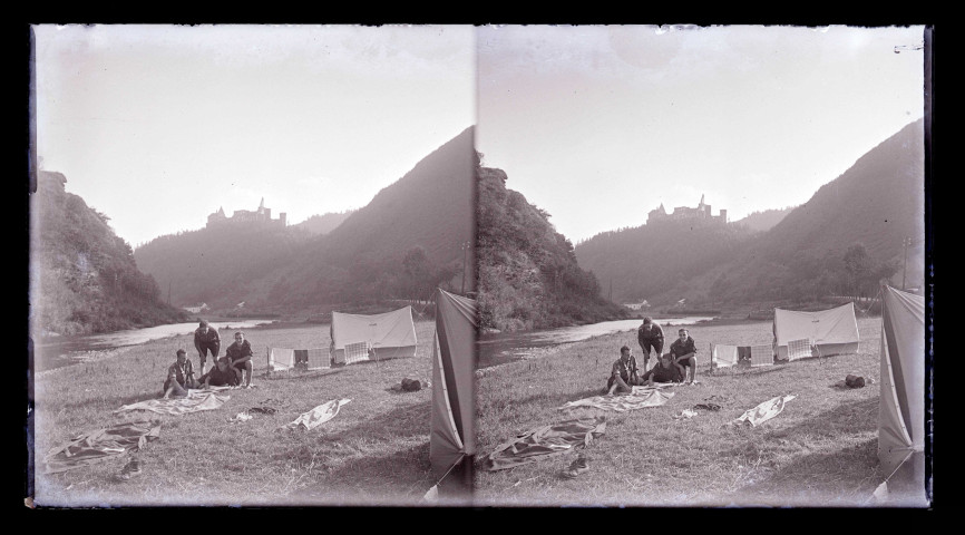 Jeunes scouts dans leur campement installé près d'une rivière au pied du château de Vianden (Luxembourg).