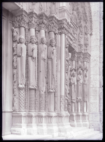 Portail à voussures ornementées de la cathédrale Notre-Dame de Chartres (Eure-et-Loir).