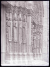 Portail à voussures ornementées de la cathédrale Notre-Dame de Chartres (Eure-et-Loir).