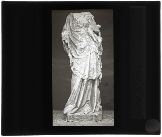 Vestige de la statue de Vierge à l'enfant de l'église de Lisors (Eure).