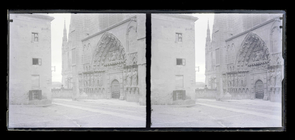 Portail à voussures ornementées d'une église italienne.
