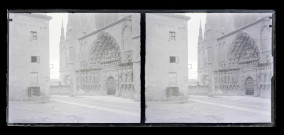 Portail à voussures ornementées d'une église italienne.