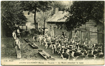 Lyons-la-Forêt. Vilaine - La Meute attendant le repas.