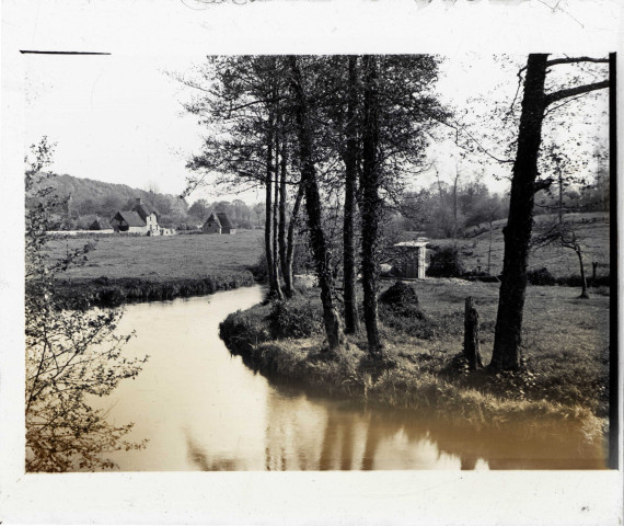 Campagne aux alentours des ruines de l'abbaye de d'Hambye à Percy (Manche).