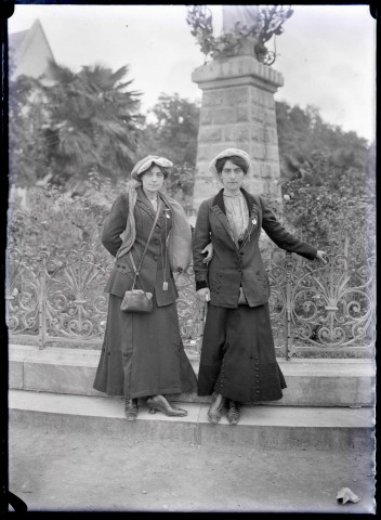 Femmes en pèlerinage à Lourdes (Hautes-Pyrénées).