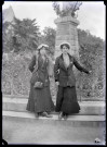 Femmes en pèlerinage à Lourdes (Hautes-Pyrénées).