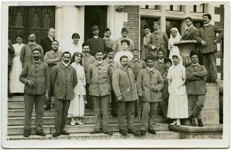 Divers. [Soldats et infirmières devant un hôpital militaire].