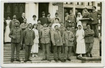 Divers. [Soldats et infirmières devant un hôpital militaire].