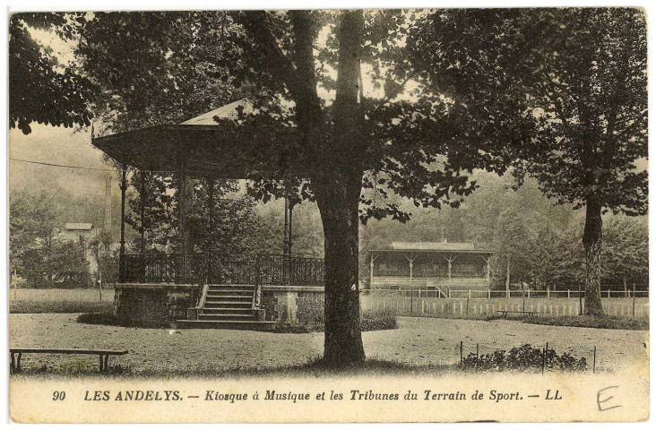 Andelys (Les). Kiosque à Musique et les Tribunes du Terrain de Sport.