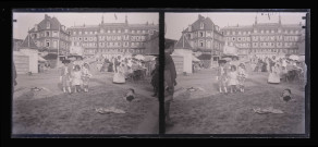 Foule regroupée à une manifestation ou un concours sur une plage.