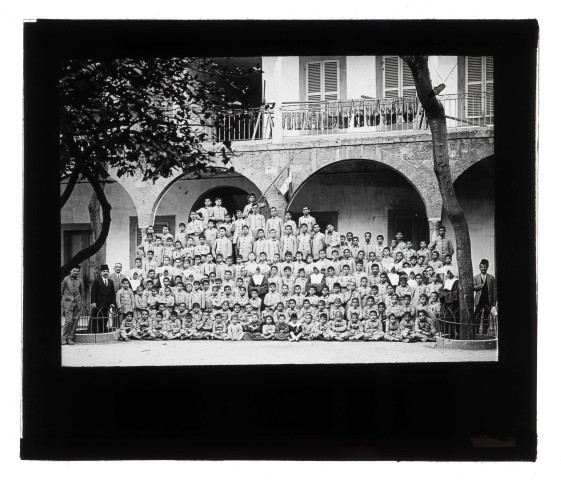 Groupe d'enfants et de religieuses, probablement un orphelinat libanais.