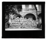 Groupe d'enfants et de religieuses, probablement un orphelinat libanais.
