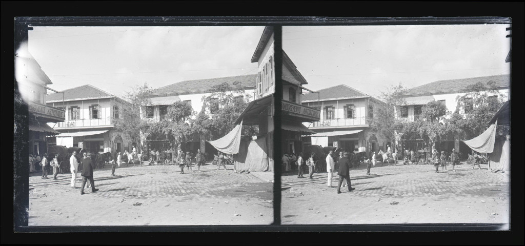 Place de village animée d'une ville d'Algérie.