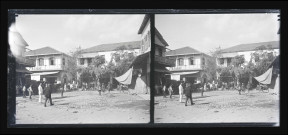Place de village animée d'une ville d'Algérie.