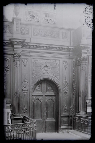 Porte intérieure et menuiseries de l'église Notre-Dame d'Écouis (Eure).