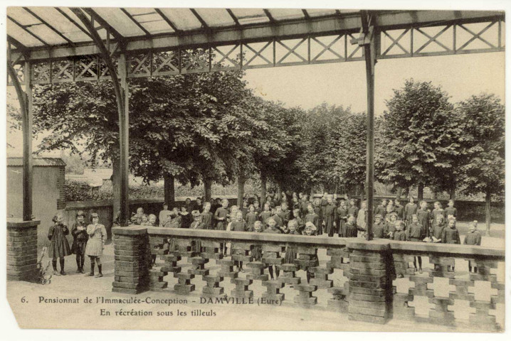 Damville. Pensionnat de l'Immaculée-Conception-En récréation sous les tilleuls.