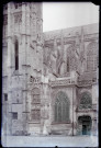 Vue partielle d'une façade latérale de l'église Notre-Dame de Caudebec-en-Caux (Seine-Maritime).