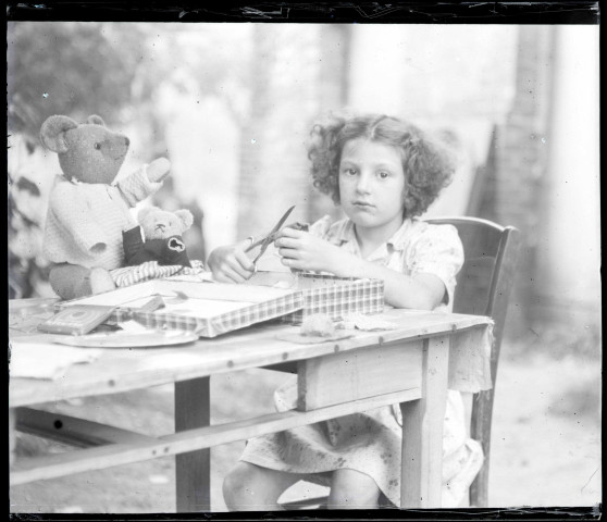 Portrait d'une petite fille à la couture. (famille Bretocq).